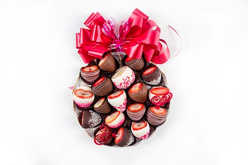 18 juicy strawberries dipped in milk, white and dark chocolate, decorated with sprinkles & drizzle.